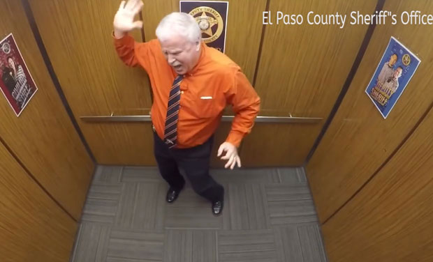 Кад се заменик шерифа радује пензији то изгледа управо овако!