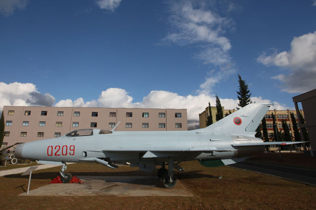 Албанија продаје борбене авионе на аукцији