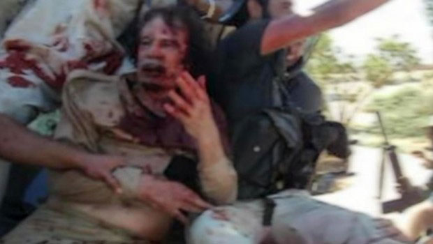 КРВАВ, ПРЕБИЈЕН И СИЛОВАН: Ово су последњи и необјављени снимци убиства Гадафија (УЗНЕМИРУЈУЋИ ВИДЕО)