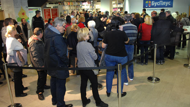 Закажеш дан раније па стојиш два сата!