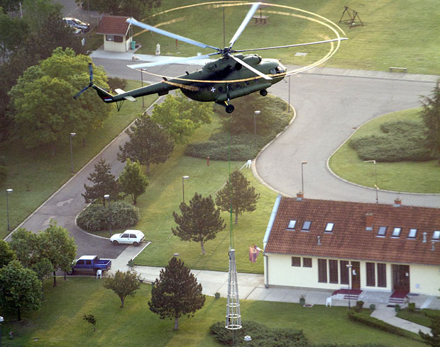 Врх пилона чами у неком магацину