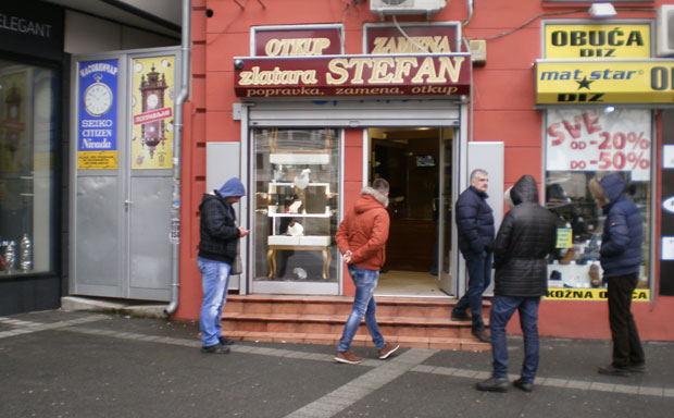 Нови Сад: Пљачкаш златаре повредио двоје