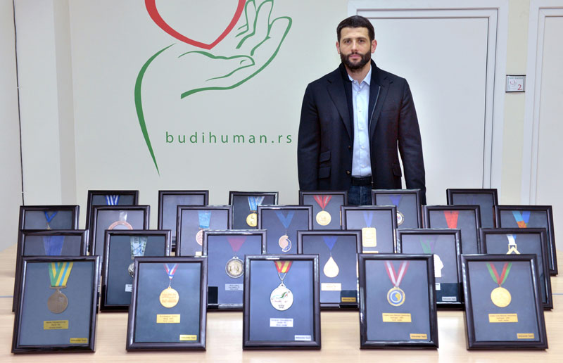 Алескандар Шапић поклања све своје трофеје за помоћ болесној деци