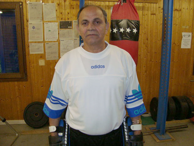 Тражио да напусте стан, они га запалили