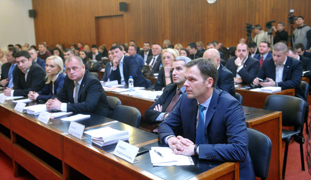 Ни оставке Малог, ни избора