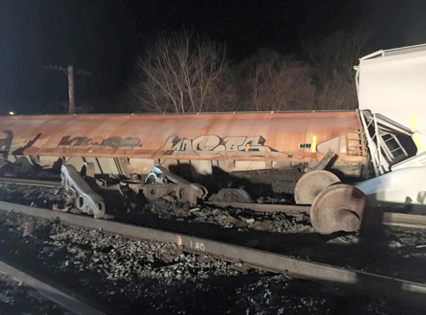 Воз у Америци искочио из шина, цуре опасне материје