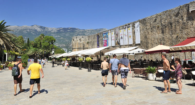 Будва: Кафеџије љуте због укидања шанкова и тераса