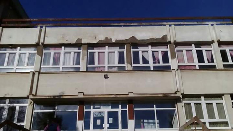 Воду кофама избацују из учионица