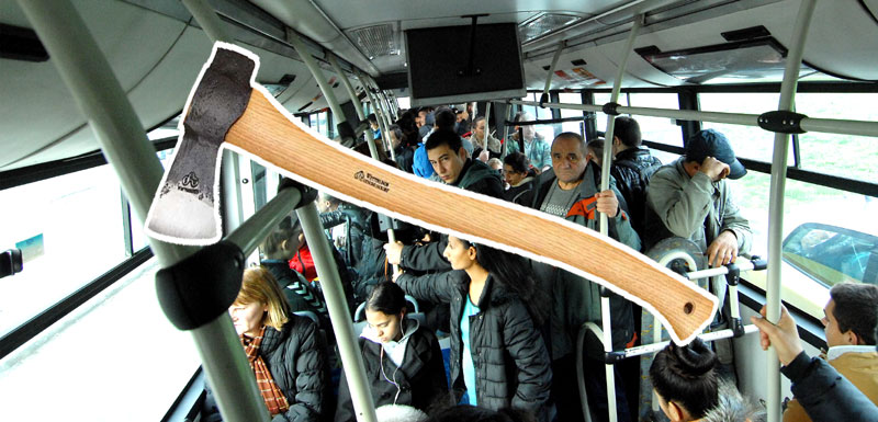 Драма у Земуну: Витлао секиром у аутобусу и уз повике Алаху акбар претио да ће побити Србе
