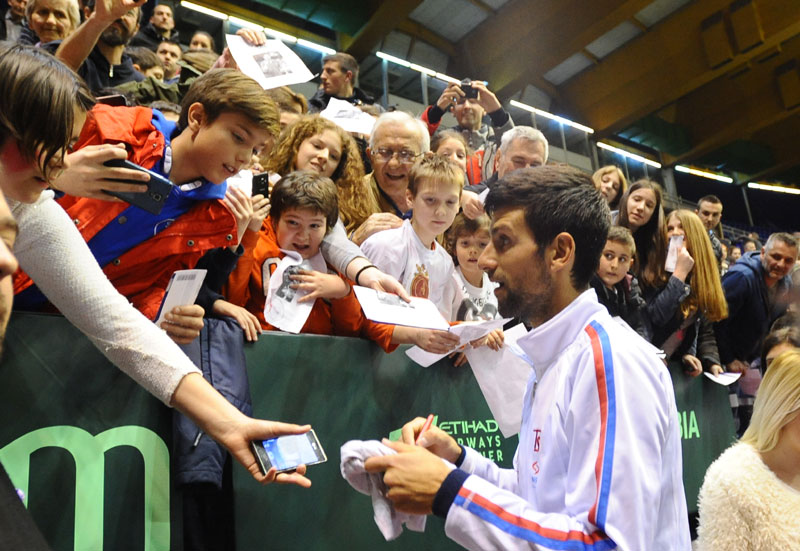 Око 2.000 људи пружило подршку тениској репрезентацији на отвореном тренингу