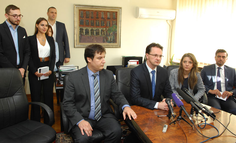 Страна диплома и даље чека 