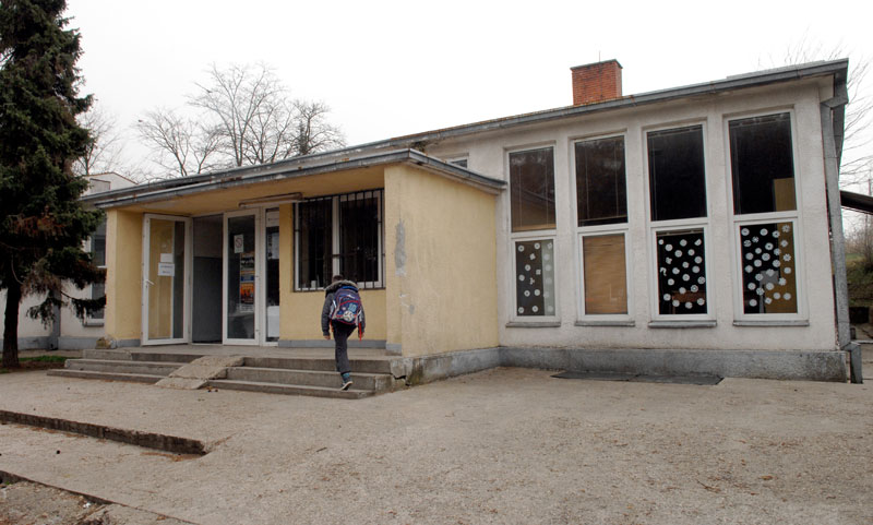 „Смрдљива” школа затворена, ђаци расељени