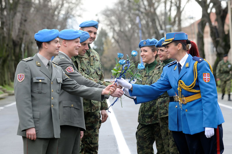 Руже у плавом строју