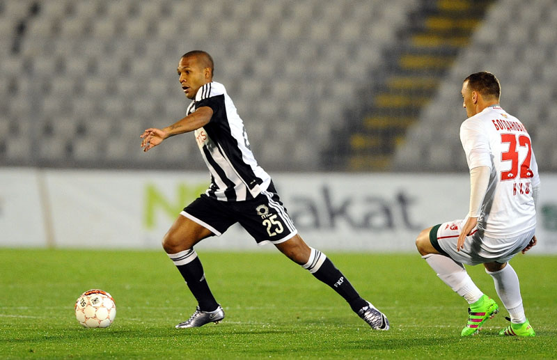 Евертон Луиз повредио колено, пауза две недеље