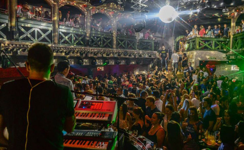 Максимус спржило пет нападача