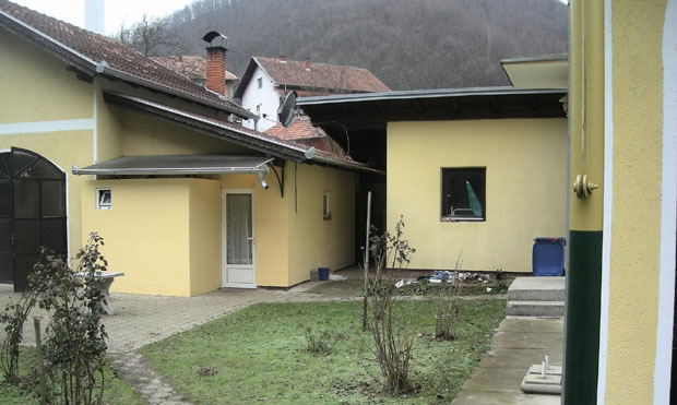 Румуни туже државу?