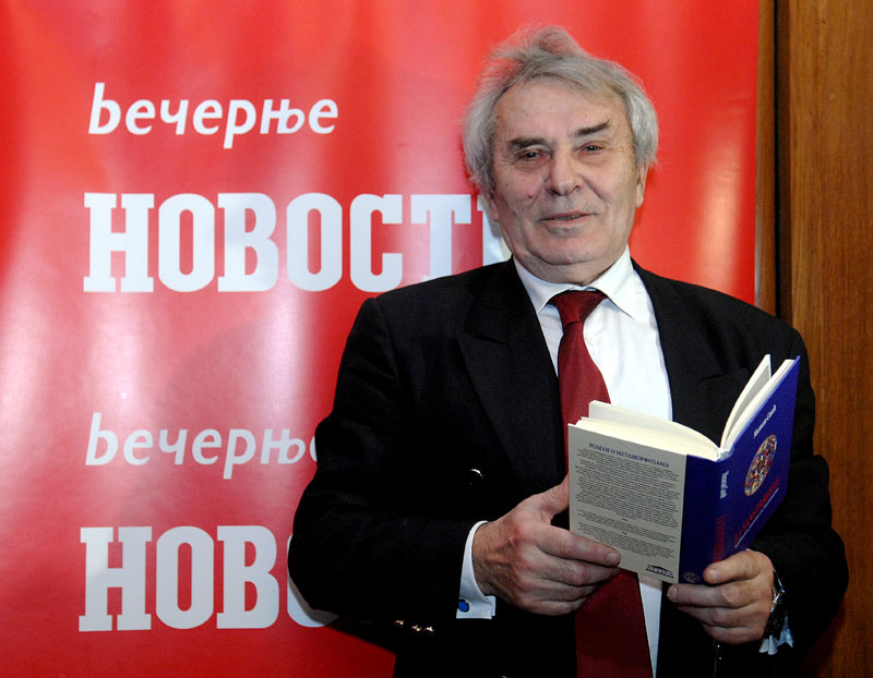 Меша у руке Милисаву Савићу