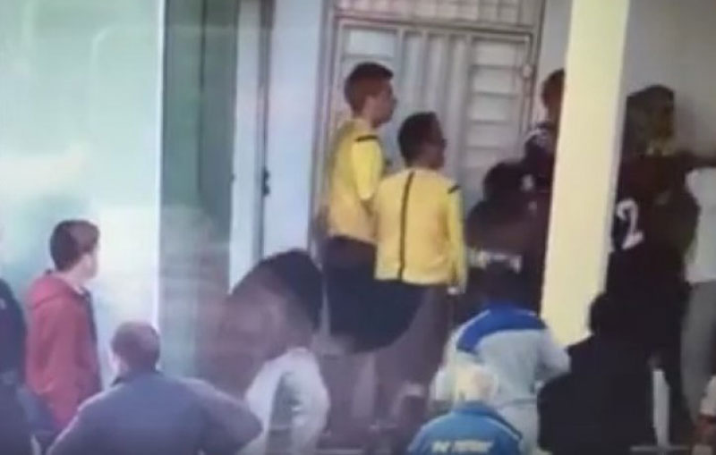 ВИДЕО: Судија на необичан начин делио правду у Македонији, ударао шамаре играчима и навијачима