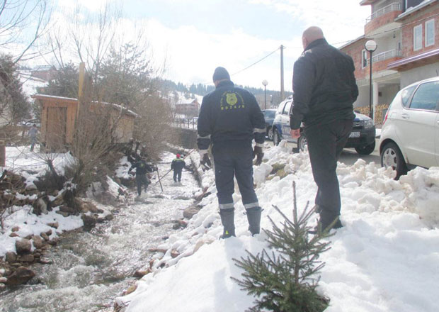Мајка бацила бебу у реку?