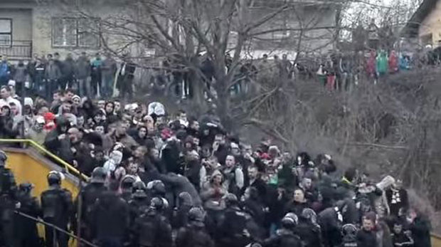 ВИДЕО: Јешић увредама дочекан у Тузли, хулигани се тукли на трибинама