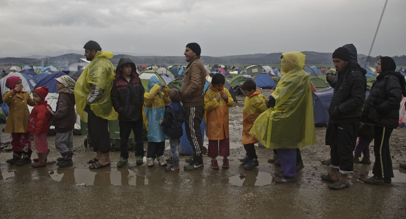 ЕУ забринута због нових мигрантских рута, у Идоменију 16.000 избеглица на киши и у блату
