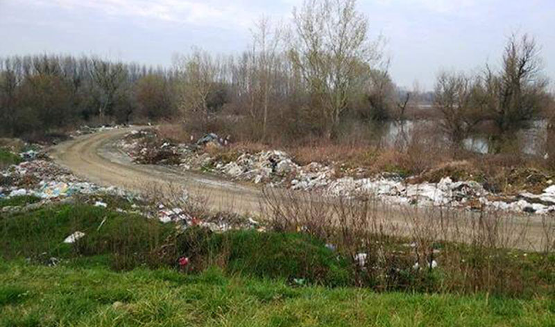 Борча: Депонија поново на насипу