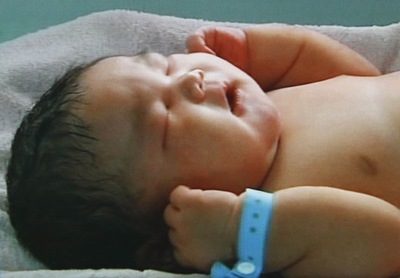 Продао ћерку да би купио себи iPhone!