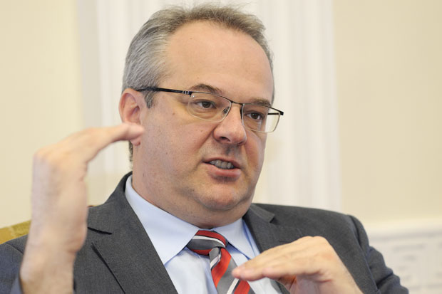 ШПИЈУНКА: Не плаћа песме