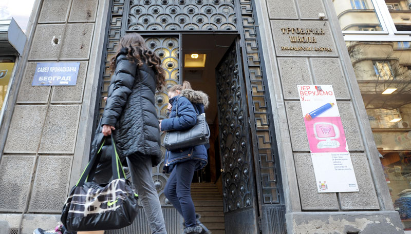 Преминула девојчица која је пала са Трговачке школе