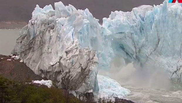 Спектакуларно рушење леденог моста (ВИДЕО)