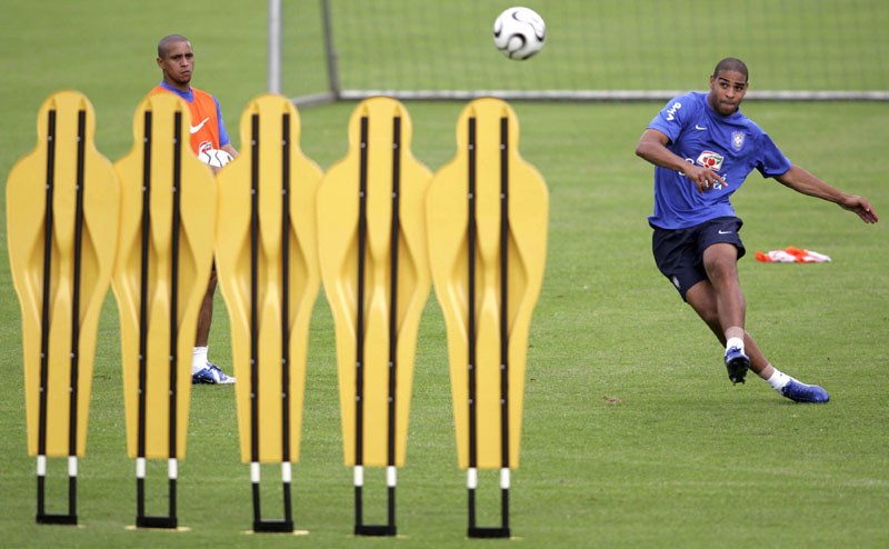 Адријано се вратио фудбалу!