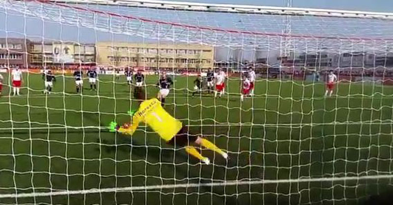 ВИДЕО: Ван дер Сар се вратио на терен и одбранио пенал