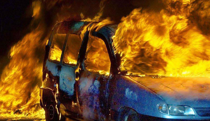 У запаљеном аутомобилу пронађен угљенисан леш
