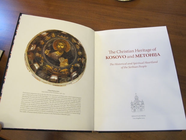 Председник Србије спремио поклоне: Принцу Чарлсу дрворез, Камили огледало са рамом