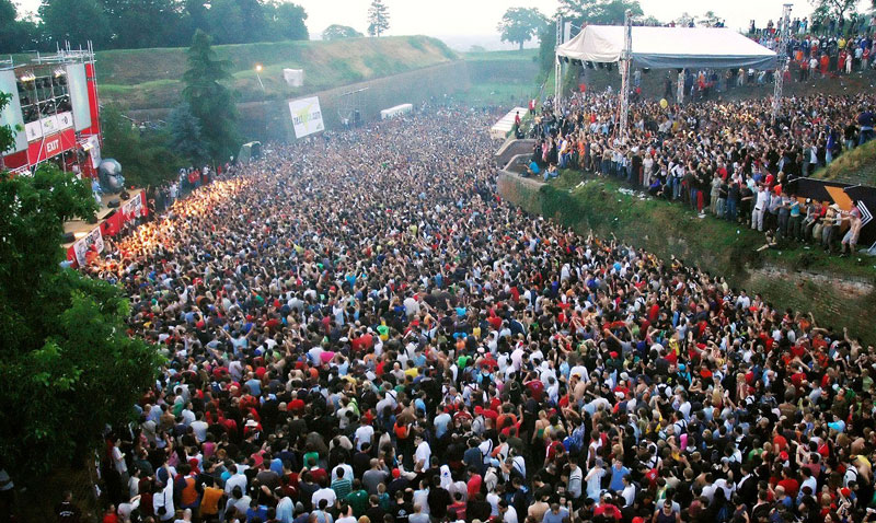 Егзит уз Акропољ и Ајфелову кулу