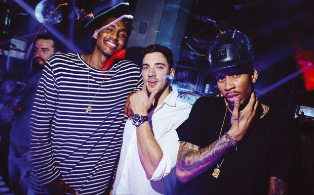 Милер нападнут с леђа и ударен флашом у главу
