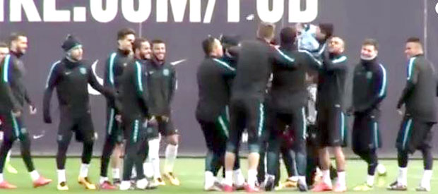 ВИДЕО: Дечаци упали на тренинг Барсе, играчи прихватили изненађење