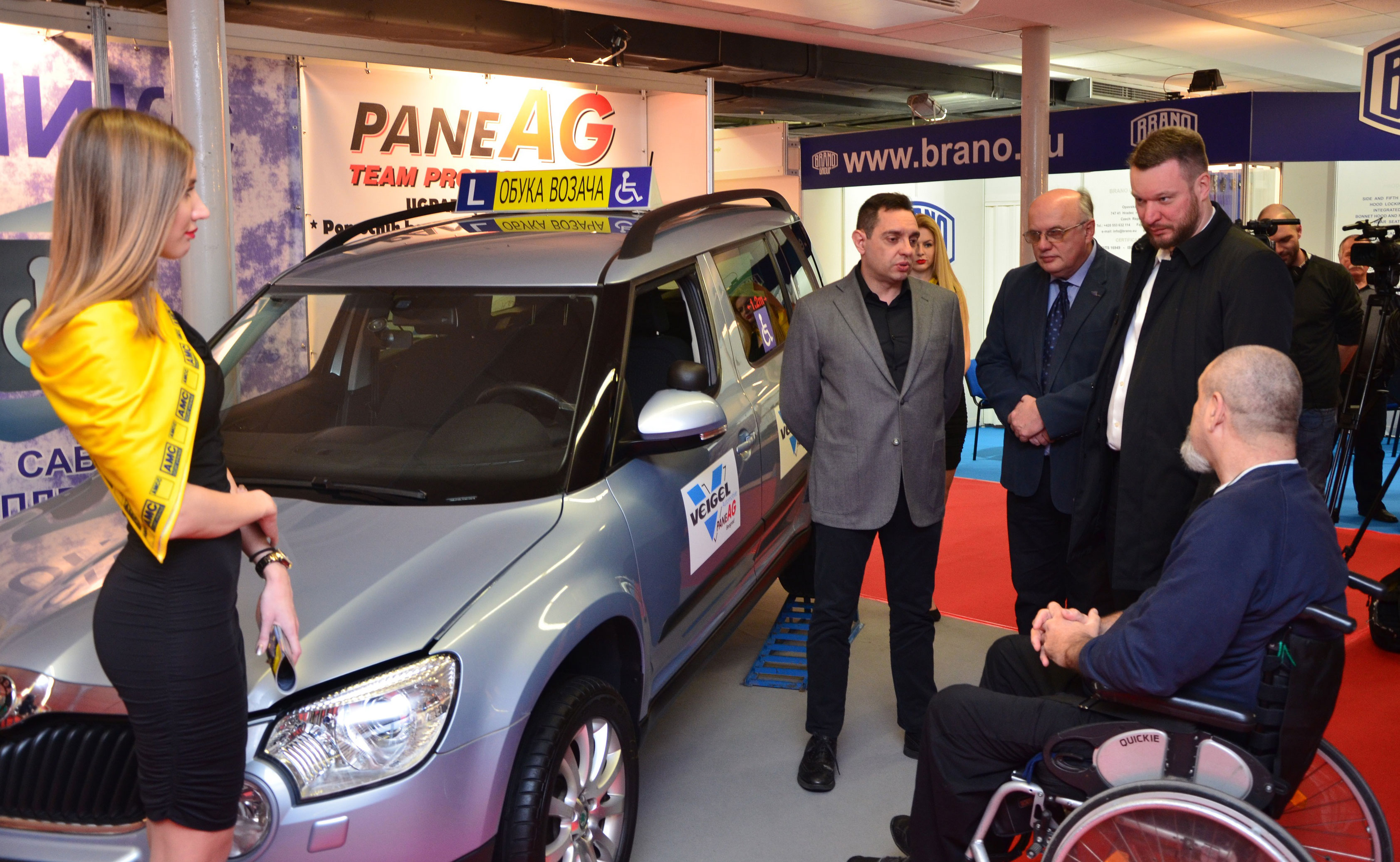 Вулин посетио штанд АМСС на Сајму аутомобила