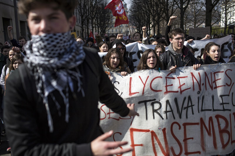 Француска: Демонстранти већ трећу ноћ протестују на Тргу Републике у Паризу