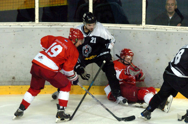 Хокејаши Партизана победили у дербију и повели у финалној серији
