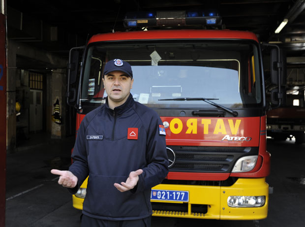 Ватрогасци из ватре извукли баку у колицима