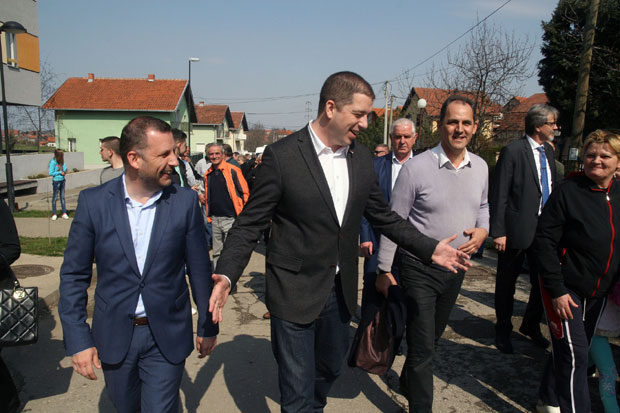 Марко Ђурић посетио избеглице у Вучаку и Смедереву