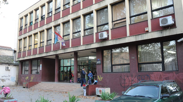 Четворица осмака злостављала млађе ђаке, тукла, терала да пије урин!