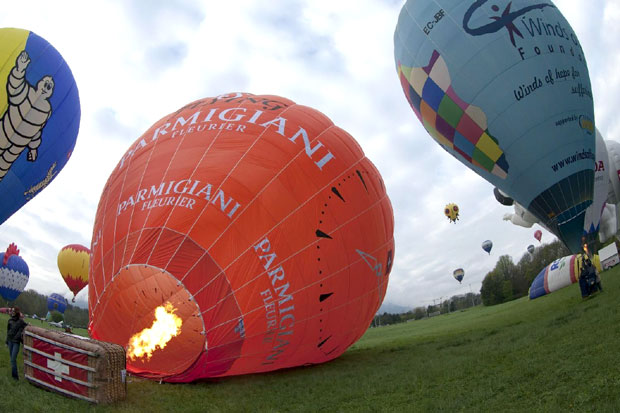 Срушио се ваздушни балон, двоје погинуло