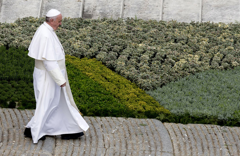 Папа на Велики четвртак пере ноге дванаесторици младих миграната