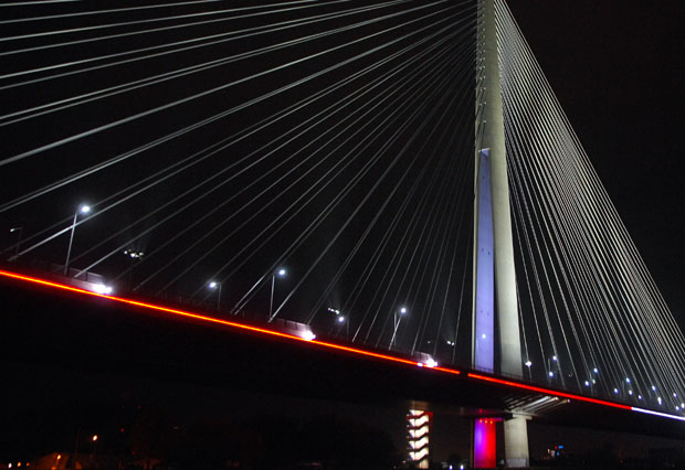 Мост на Ади и Палата Албанија у бојама белгијске заставе