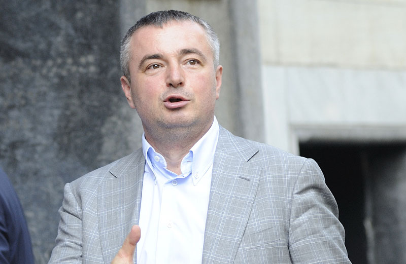 Бајатовићу одобрили пет фотеља!