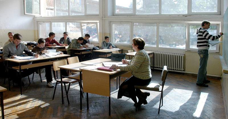 По ђаку 100 изостанака