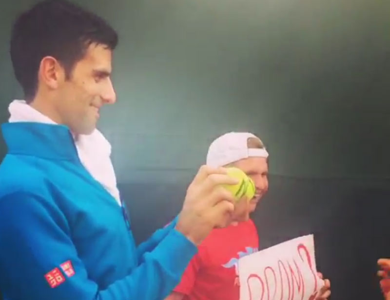 Новак помогао момку да позове девојку на матуру