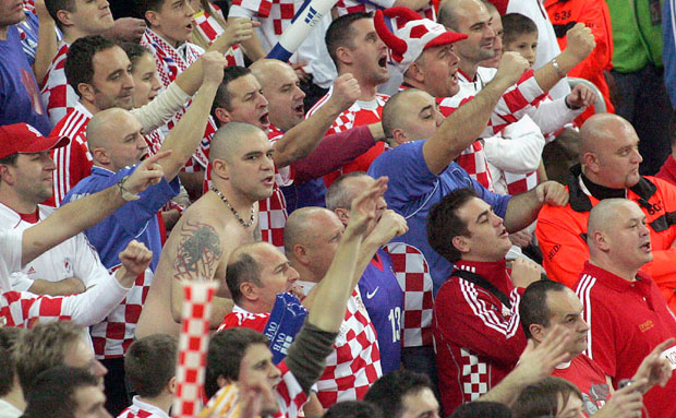 Цео стадион у Осијеку скандирао усташки поздрав “За дом спремни” 